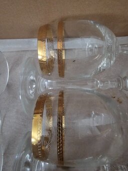 Sklenené poháre na víno. - 2