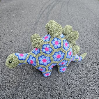 Háčkovaný Stegosaurus - 2