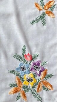 Predám pekný vianočný retro ručne vyšívaný obrus. - 2