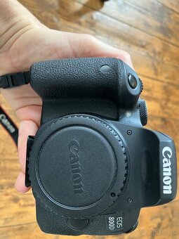 Fotoaparat Canon EOS 800D+Objektiv 17-55 f2.8+ brasna+stativ - 2