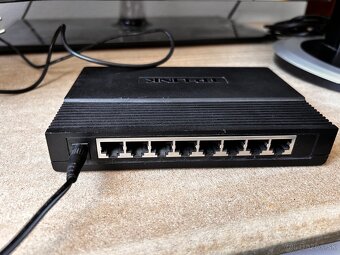 TP-LINK TL-SG1008D – 8-portový Gigabitový Switch - 2