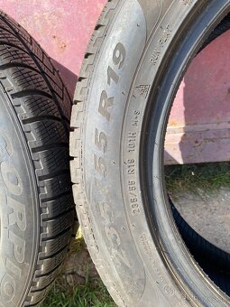 Pneu Pirelli 235/55 R19 - 2