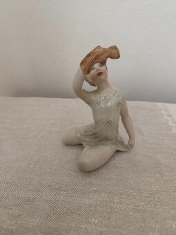 Royal dux dievča porcelánová soška - 2