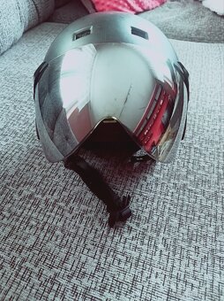 Predám Lyžiarska prilba so štítom - 2