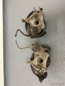 VW Passat B6 přední těhlice - 2