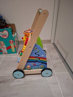 Drevené chodítko s aktivitami - 2