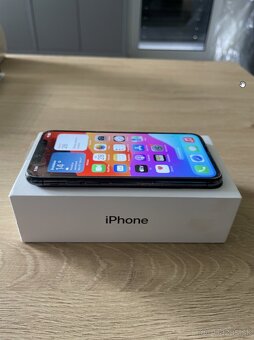 Predám veľmi zachovalý iPhone Xs s príslušenstvom. - 2