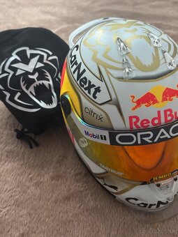 Max Verstappen 1:2 Schuberth replika prilby (Oracle Red Bull - 2