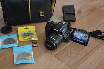 Nikon D5600 wifi BT - dotyk.dis. - VR objektiv AF-P 13tis.sn - 2