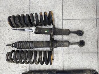 Toyota Hilux podvozková sada Ironmann a Old Man Emu - 2