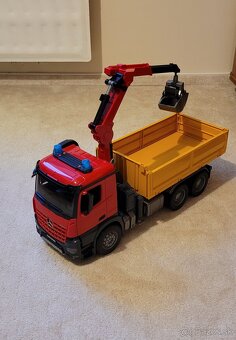 Bruder nakladne auto Mercedes Arocs - 2