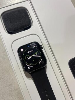 Apple Watch Series 5 44mm čierne - 2