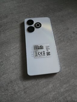 Rozbaleny telefón Infinix Smart 8 – komplet balenie
- 2