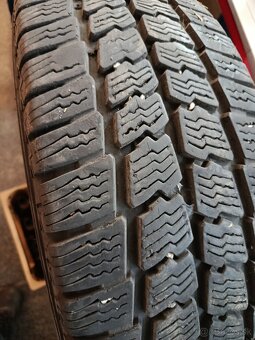 Predám zimne pneumatiky na dodávku  215/70 R 15 - 2