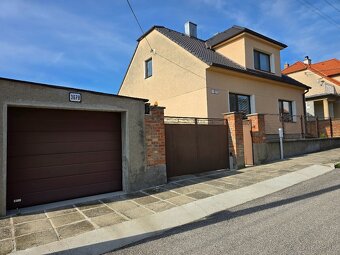 REZERVOVANE: Na predaj 4-izbový rodinný dom s 3 garážami - 2
