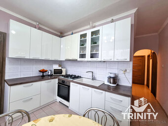 Na predaj veľký 3-izbový byt s balkónom v meste Nové Zámky - 2