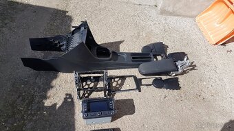 Stredová konzola,lakťová opierka na Volkswagen Polo 2012 - 2