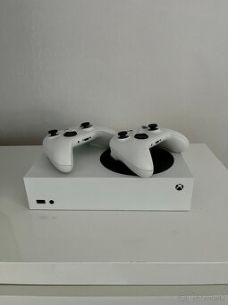 Xbox Series S + 2 Ovládače - 2