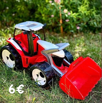 Traktor, menší náklaďák. - 2