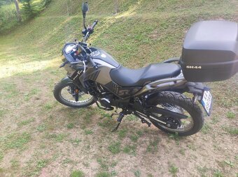 Predám ročnú motorku SYM NHT 300i, 1.300 Km - 2