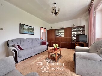 Na predaj zariadený 4-izbový byt s garážou v obci Dubník - 2