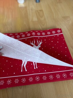 Mäkký novoročný obrus - 32 kusov - 2