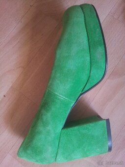 Lodicky Vanessa, Prada a tenisky Nike - 2