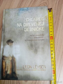 Chlapec na drevenej debničke, Solar - 2
