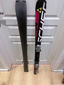 predám lyže120 cm a lyžiarky a prilbu - 2