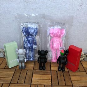 Kaws figúrka - 2