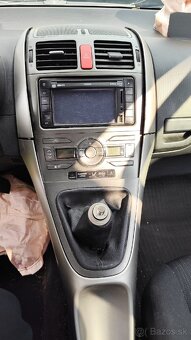 Rozpredam toyota auris - 2