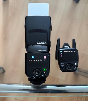 Predám dva TTL blesky nisin Di700A na fuji a odpalovač - 2