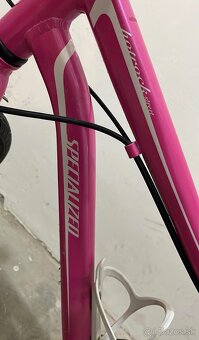 Růžový holčičí kolo značky Specialized - 2