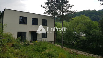 Predám budovu so 7 apartmánmi vo výstavbe vo Vyhniach. - 2