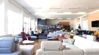 Veľký obchodný priestor 560 m² s parkovacími miestami na pre - 2