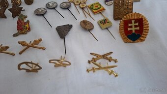 Různé odznaky z armády, včelařství, náboženství, atd - 2