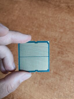 AMD Ryzen 7 9800X3D - 2