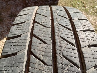 Predam 2ks pneu 215/65/r16C zimne Goodyear - 2
