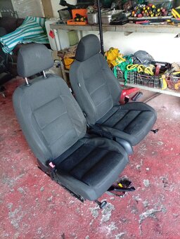 Predám sedadlá komplet,vyhrievané na vw.golf 6 combi - 2