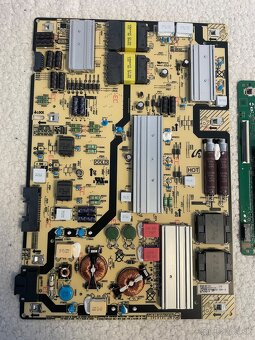 ND TV Samsung UE70AU8072U - 2