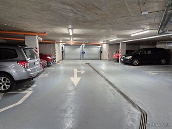 Garážové státie Zelené Záluhy, Hanulova ulica - 2