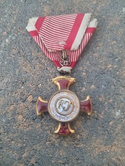 R.U medaile zaslúži kríž - 2