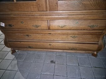 10 - Predám masívnu dubovú vitrínu so zásuvkami - 2