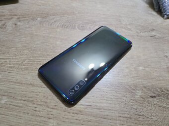 Samsung A50 128gb displej v top stave bez skrabancov mal na - 2