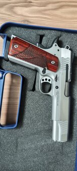 Predám pištoľ Smith & Wesson - 2