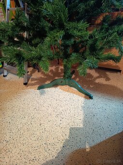 Umelý vianočný stromček. - 2