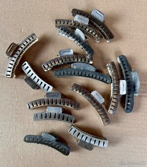 Staré spony, natáčky, holičský strojek na vlasy, flakony - 2