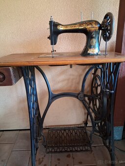 Historický šijací stroj Singer - 2