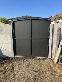 kovová brána do betónového segmentového plotu - 2