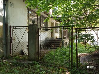 Dva staršie domy uprostred lesa – romantika a pokoj - 2